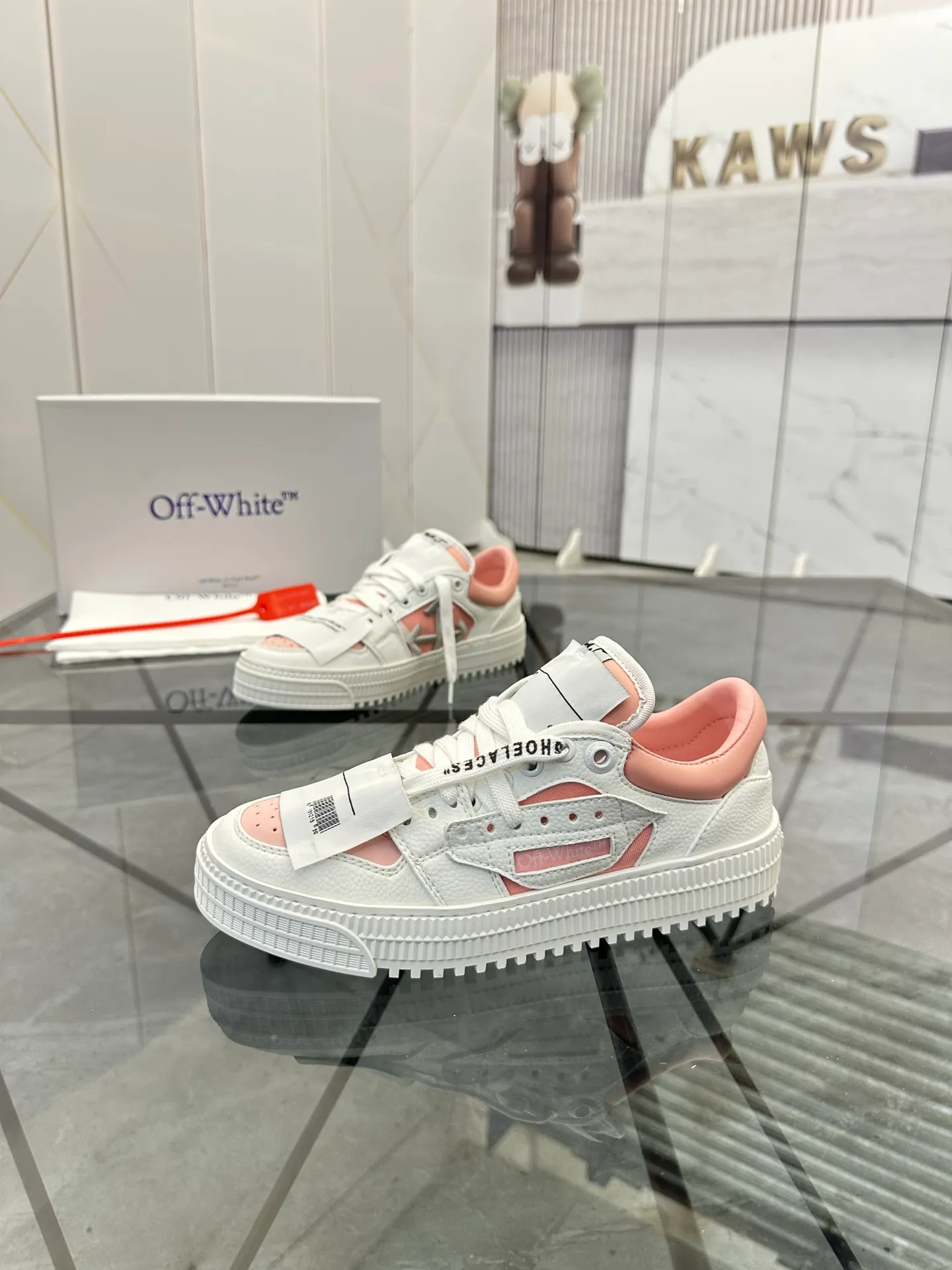 Selling men's shoes 💰: 💰P500¥ High-end top quality Product trademark: OFF WHITE *"OFF WHITE*" low-top casual shoes Regular size: 35-45 (can be customized to 46) Couple style Product materials: Upper imported first-layer cowhide stitched with original fabric, genuine leather lining, original outsole. No.: H203